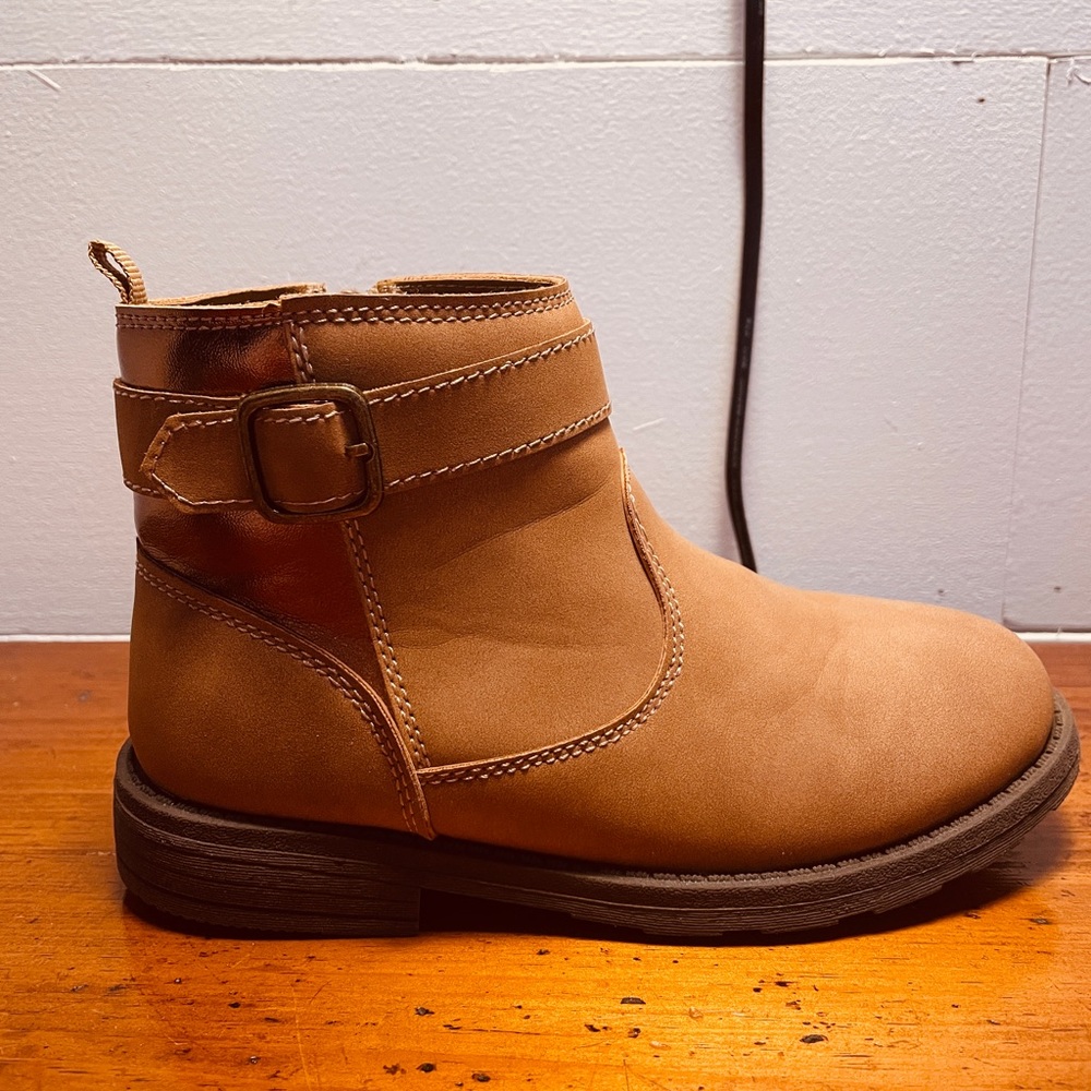 Carter’s Brown Zip Up Boots with a Metallic Accent - Picture 4 of 6